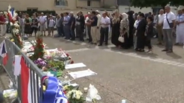 La comunit&agrave; di Saint-Etienne-du-Rouvray davanti alla chiesa.
