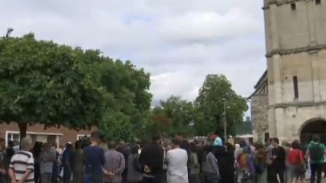 La comunit&agrave; raccolta davanti alla chiesa di Saint-Etienne-du-Rouvray.