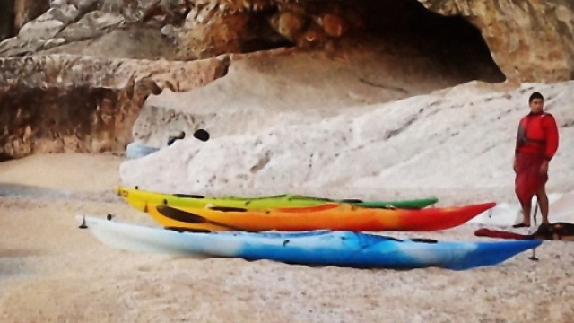 Un gruppo di turisti stranieri ha raggiunto Cala Goloritz&eacute; in canoa (senza essere autorizzato)ed &egrave; stato multato.