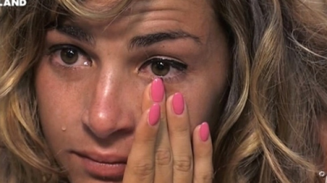 Valeria Vassallo in lacrime dopo aver visto un video del fidanzato