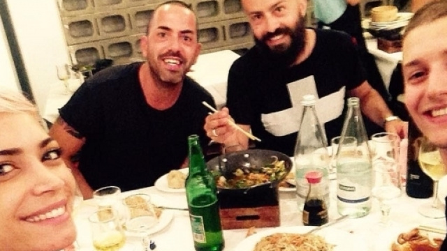 Elodie Di Patrizi a cena con il ballerino Gabriele Esposito e due amici
