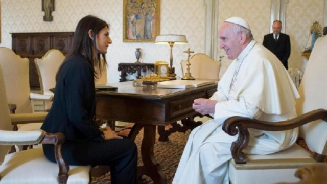 FOTO Virginia Raggi in udienza da Papa Francesco in Vaticano ... - lapresse.it