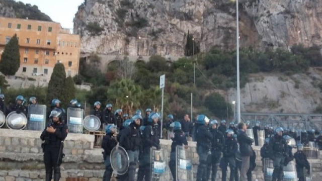 Protesta contro le forze dell&rsquo;ordine a Ventimiglia per il presidio dei migranti.