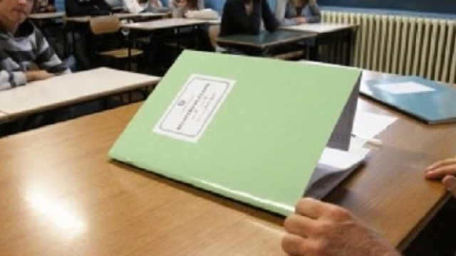 Ultime notizie scuola, luned&igrave; 4 luglio 2016: padre minaccia prof per brutti voti della figlia