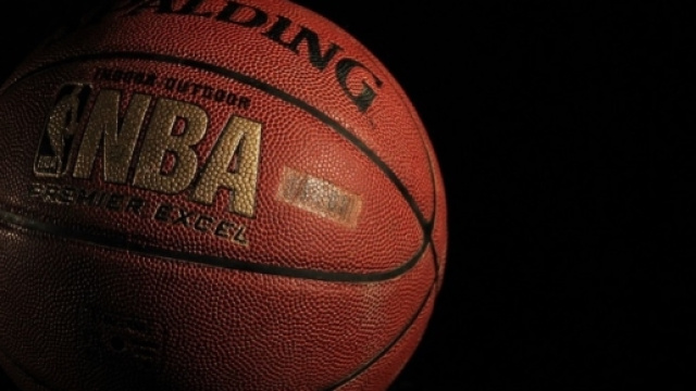 Un pallone da basket utilizzato sul parquet
