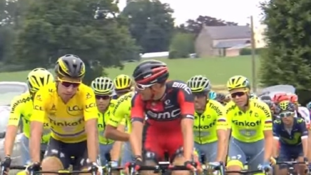 Il gruppo pedala lentamente verso Angers