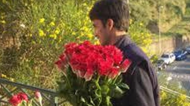 San Benedetto del Tronto: malmenati due venditori di rose bengalesi 'non conoscono il Vangelo'