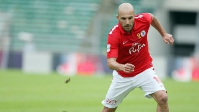 Alessandro Rosina con la maglia del Bari.