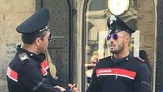 Il carabiniere che fa impazzire il web (Foto facebook)