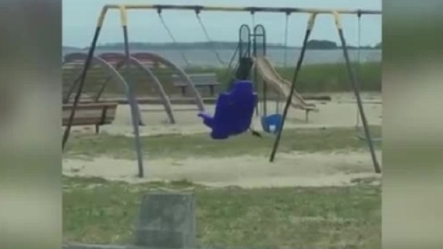 Il fantasma dell'altalena ripreso al parco da un pap&agrave; americano