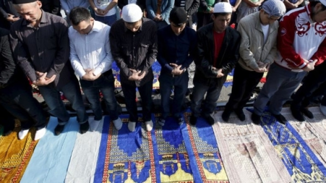 Musulmani durante la preghiera del Ramadan ... Immagine di ciociariareport24.it