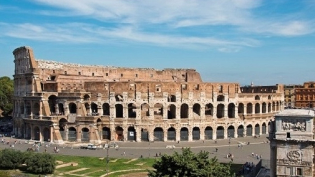 Una vista panoramica del Colosseo a Roma