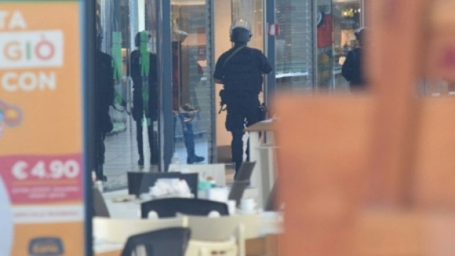 Bari, falso allarme bomba al centro commerciale Bariblu