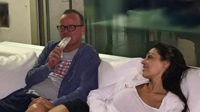 Gigi D'Alessio gusta in gelato con Anna Tatangelo