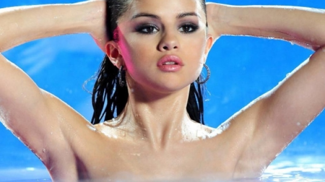Selena Gomez bacia sulle labbra una sua amica.