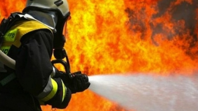 Artista brucia disegni e incendia involontariamente l'appartamento.