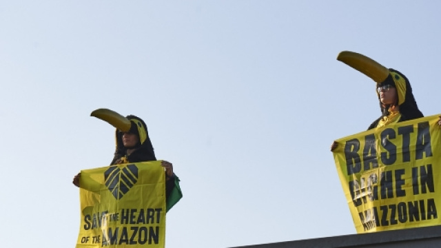 Attivisti di Greenpeace sul tetto della Siemens a Milano.