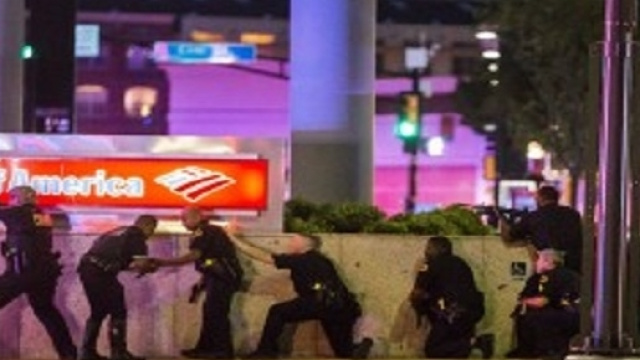 La folle protesta di Dallas: l'inferno tra morti e spari, Obama 'siamo inorriditi' fonte foto blitzquotidiano.
