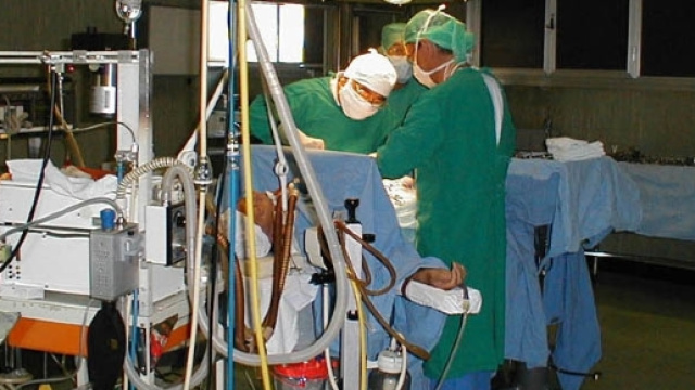 Massa di capelli del peso di sei chili estratta dallo stomaco di una ragazza inglese