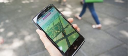 Usuario utilizado Pokemon Go en la v&iacute;a publica