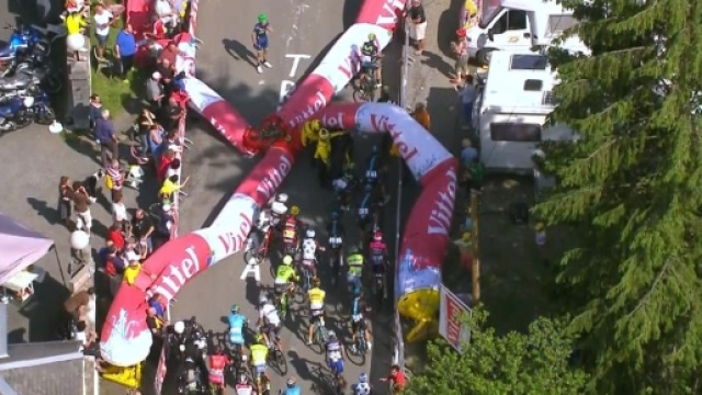 L'arco dell'ultimo chilometro precipitato in mezzo alla strada