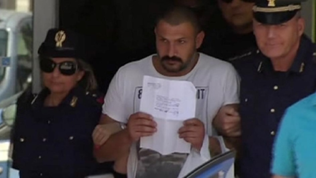 L'omicida, Amedeo Mancini, al momento del suo arresto.