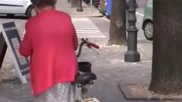 La dura vita di una pensionata che vive con meno di 500 euro al mese