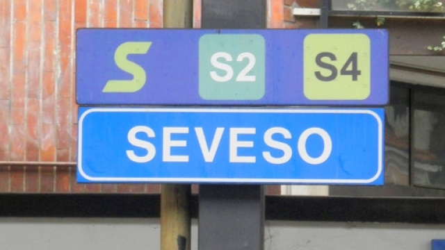 Seveso: fiaccolata di protesta per costruzione nuova autostrada nell'area contaminata dalla diossina