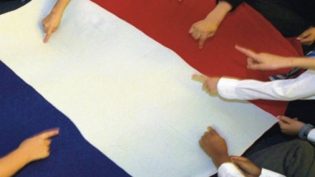 La bandiera francese, simbolo di apertura.