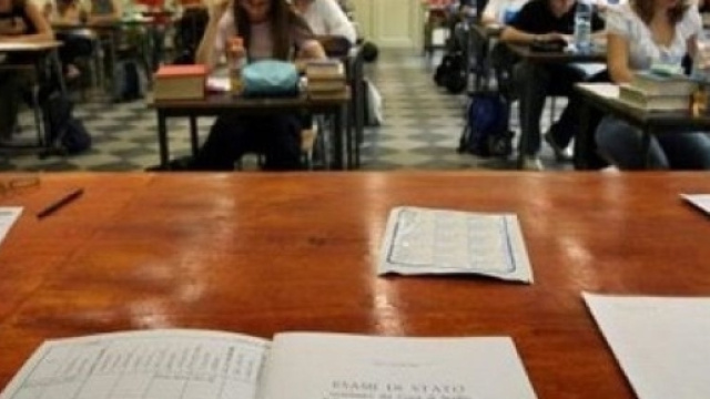 Assunzioni in ruolo scuola; a settembre saliranno in cattedra a tempo indeterminato piu' di 32 mila docenti.