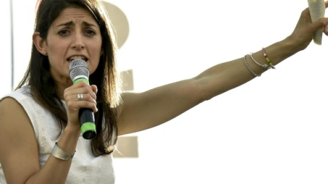 Emergenza rifiuti a Roma: Virginia Raggi al Consiglio straordinario, "Rimedieremo a 40 anni di cattiva amministrazione"