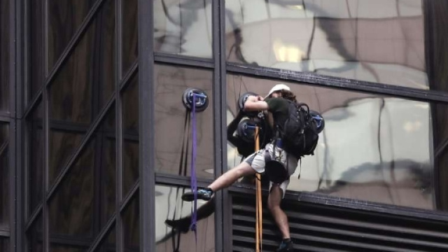 Ragazzo scala Trump Tower con ventose