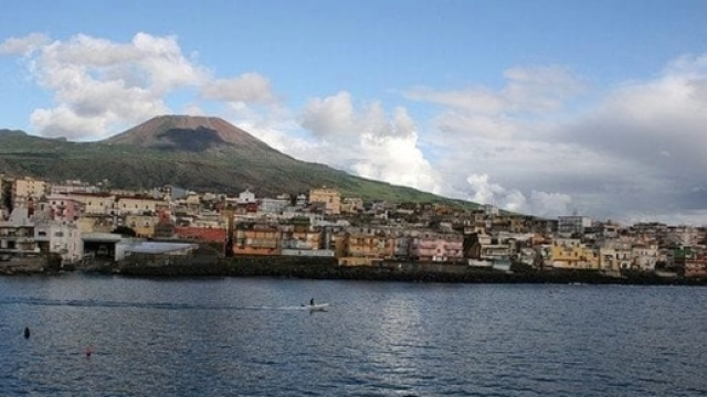 Torre del Greco: litiga con fidanzata e si lancia dalla scogliera