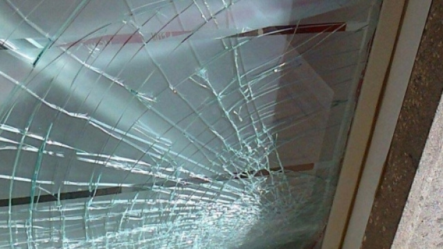 Il ladro &egrave; stato colto in flagrante mentre prendeva a calci la vetrina di un negozio a Ciampino.