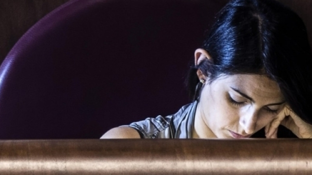 Il passo falso di Virginia Raggi e il super stipendio della Raineri