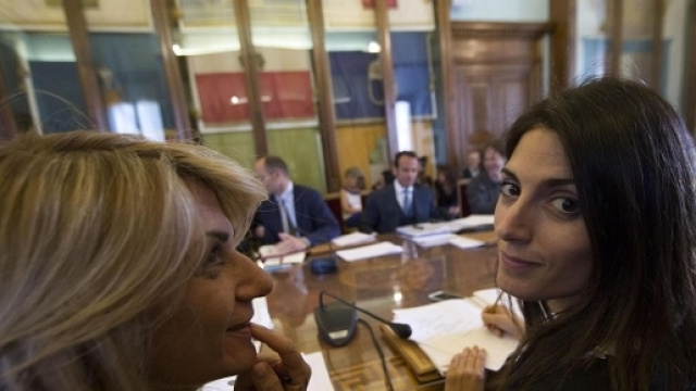 Raggi contestata per stipendio faraonico a Carla Raineri