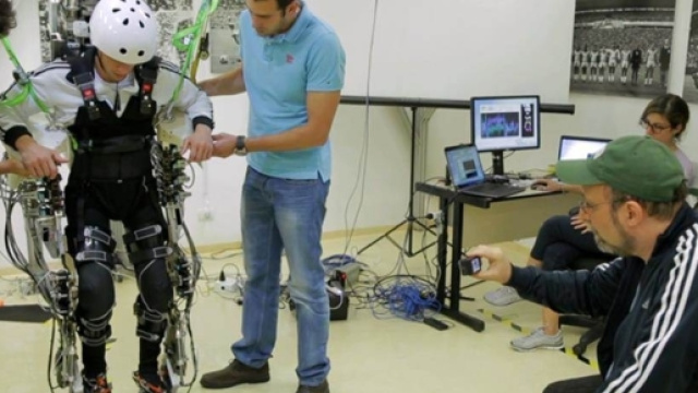 Un esoscheletro a motore e un'interfaccia cervello-macchina permettono a un ragazzo paraplegico di muovere di nuovo le gambe
