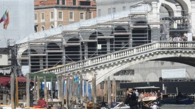 Venezia: turista si getta dal ponte di Rialto, &egrave; ricoverato in gravissime condizioni