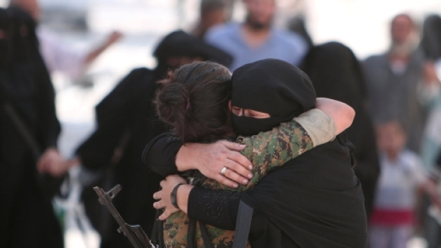 Donne abbracciano soldatesse. Finalmente liberi.