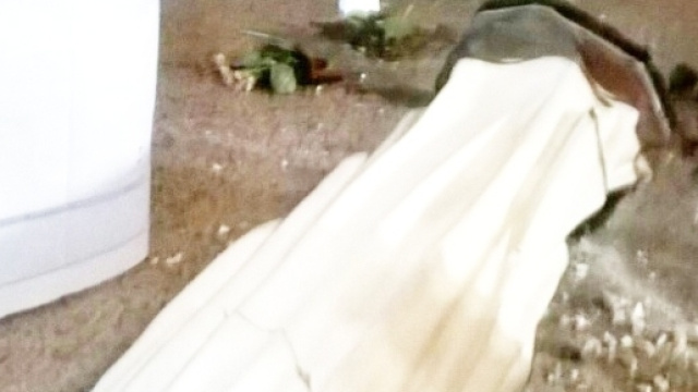 Grandate, vandali gettano per terra statua della Madonna