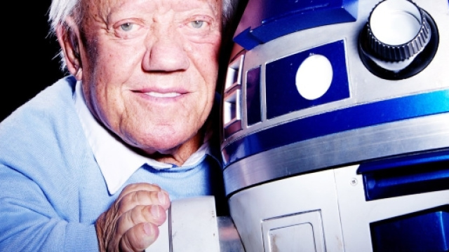 Kenny Baker e il robottino R2D2.