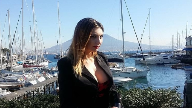 La sexy Lisa Torrisi protagonista del film Felicissime Condoglianze.
