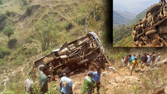 Autobus gi&ugrave; dalla scarpata in Nepal, 33 morti