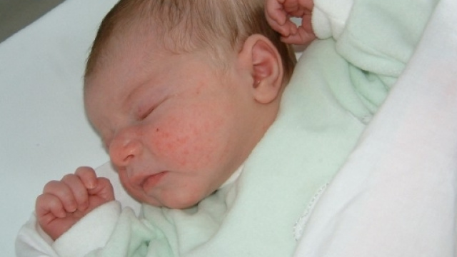 Beb&egrave; nasce nel sedile posteriore dell'auto