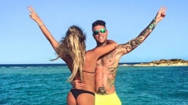 Fedez sullo yacht con una misteriosa amica