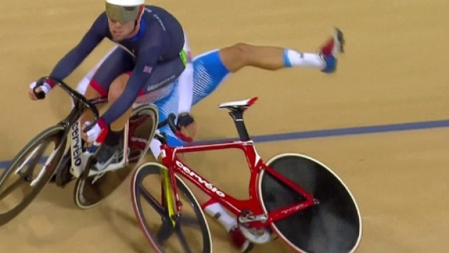 La caduta provocata da Mark Cavendish
