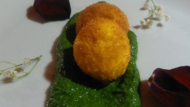 Tuorlo d'uovo croccante su letto di vellutata di spinaci