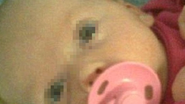 Un padre prende a pugni e uccide la figlia di soli 4 mesi perch&eacute; piange