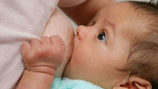 Una mamma che allatta il suo bimbo