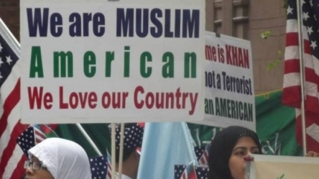 Una manifestazione della folta comunit&agrave; islamica statunitense